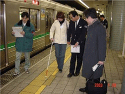 写真1内方線の実験(森ノ宮駅)